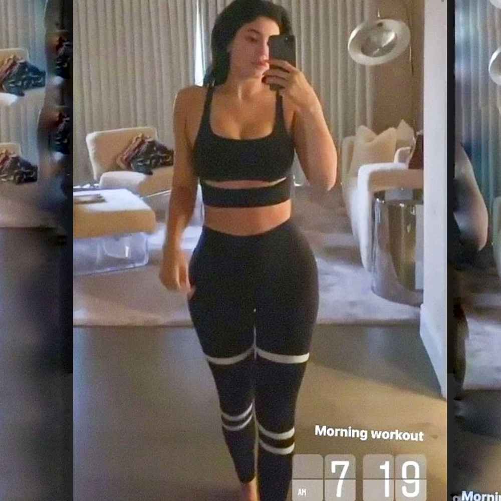 SET Alo Yoga Outfit seen on Kylie Jenner (Legit Stripe Legging & Slit Bra Black)